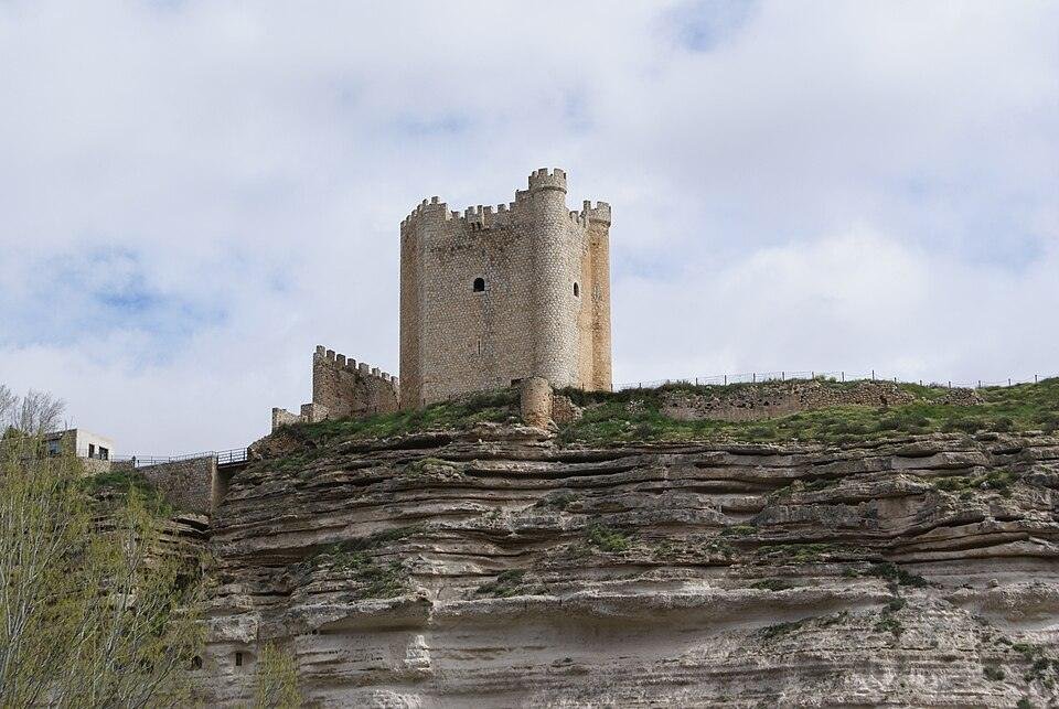 Torreón del castillo almohade de Alcalá del Júcar sobre la peña