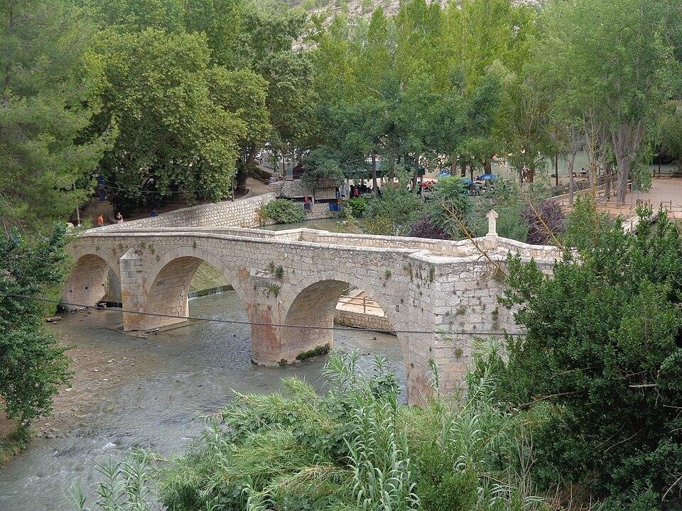 Puente viejo de piedra sobre el río Júcar en Alcalá del Júcar