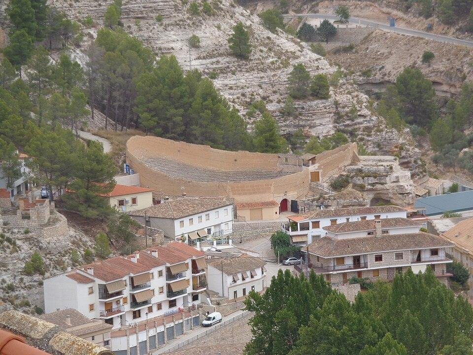 Plaza de toros de forma irregular de Alcalá del Júcar recostada en la ladera