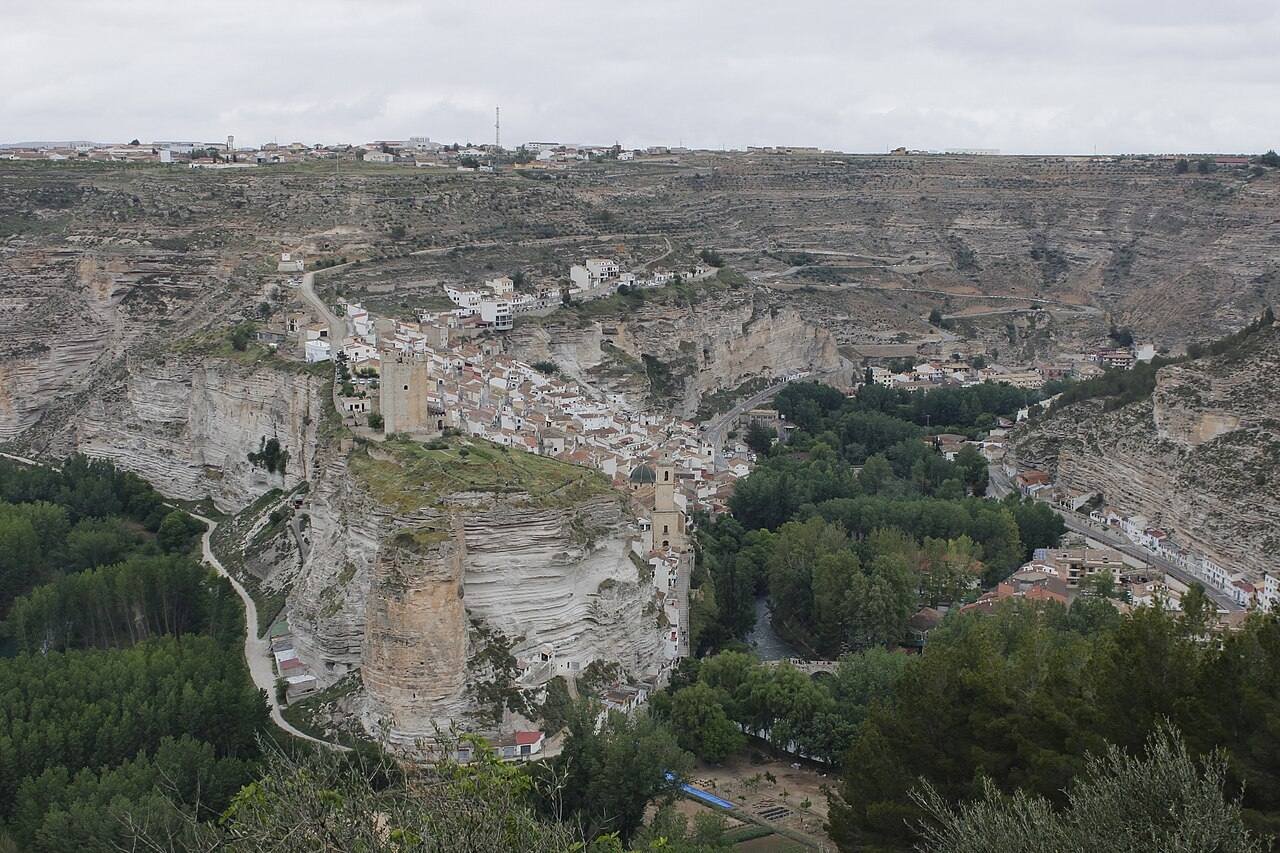 Alcalá del Júcar sobre la hoz del río Júcar, con el castillo en lo alto de la peña