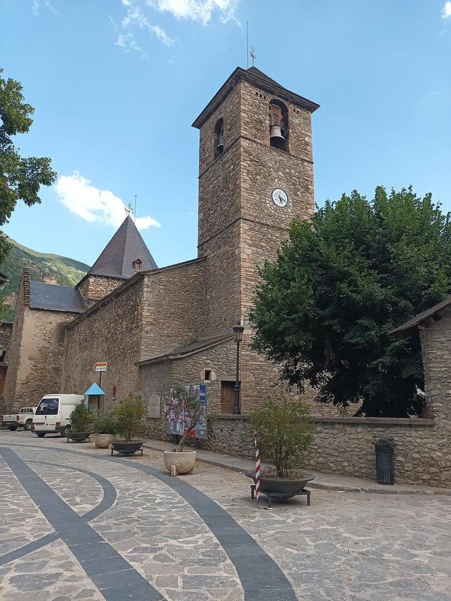 Iglesia de Santa María la Mayor y plaza empedrada de Benasque