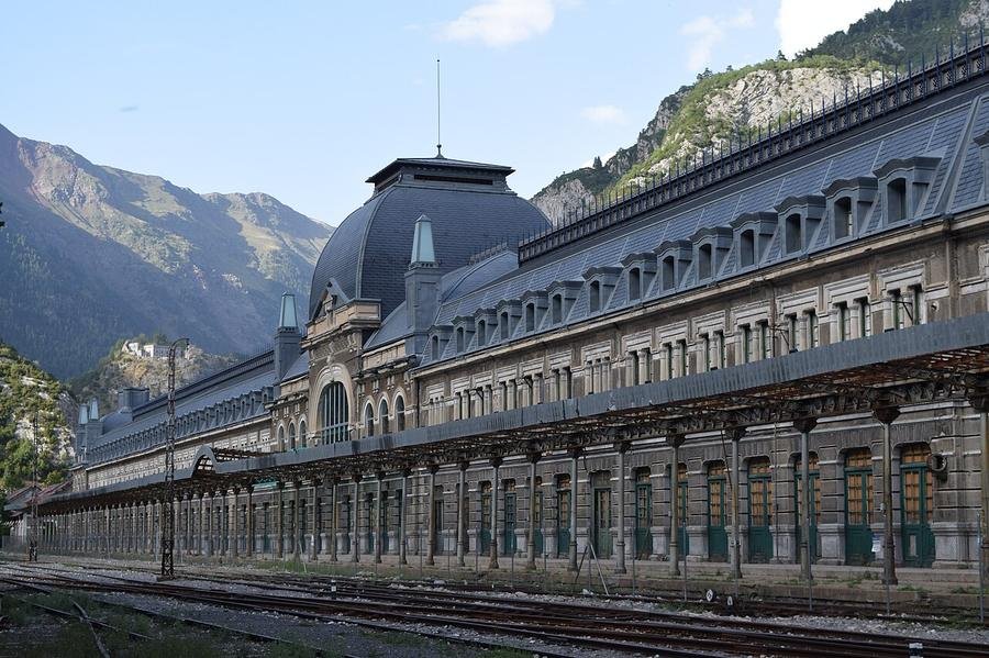 Fachada monumental de la Estación Internacional de Canfranc