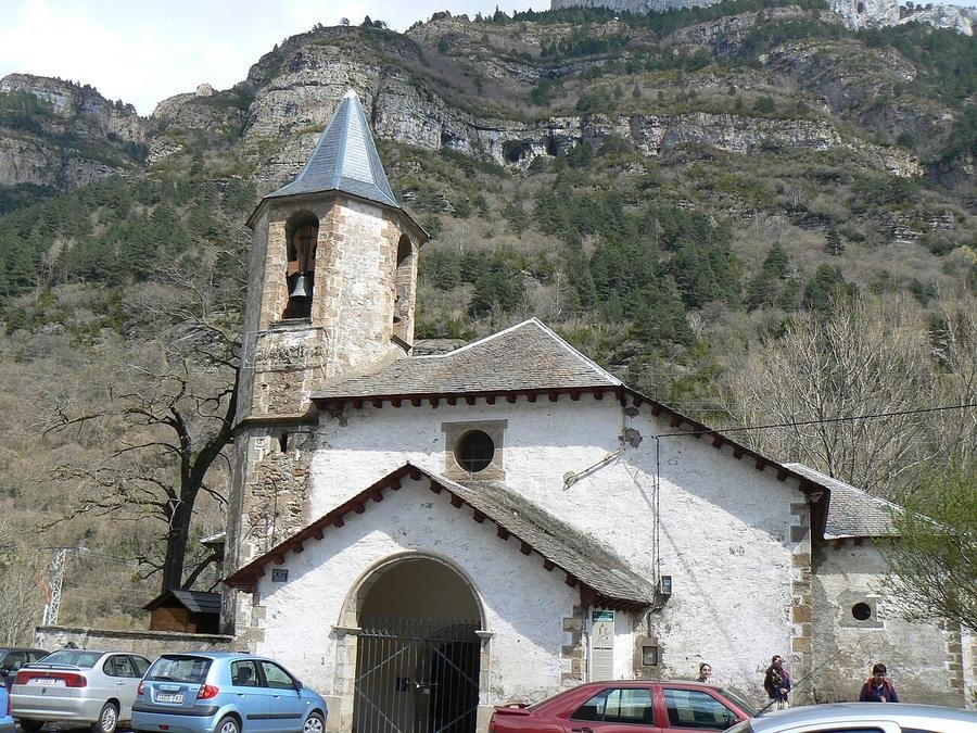 Iglesia de Canfranc pueblo con campanario de piedra y montañas