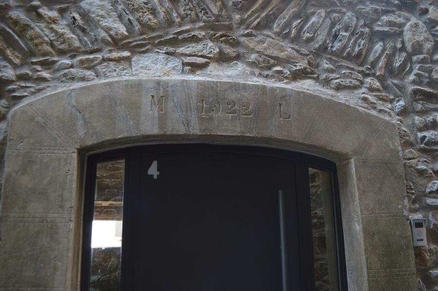 Portal de piedra con inscripción de 1922 en el casco antiguo de Cerler