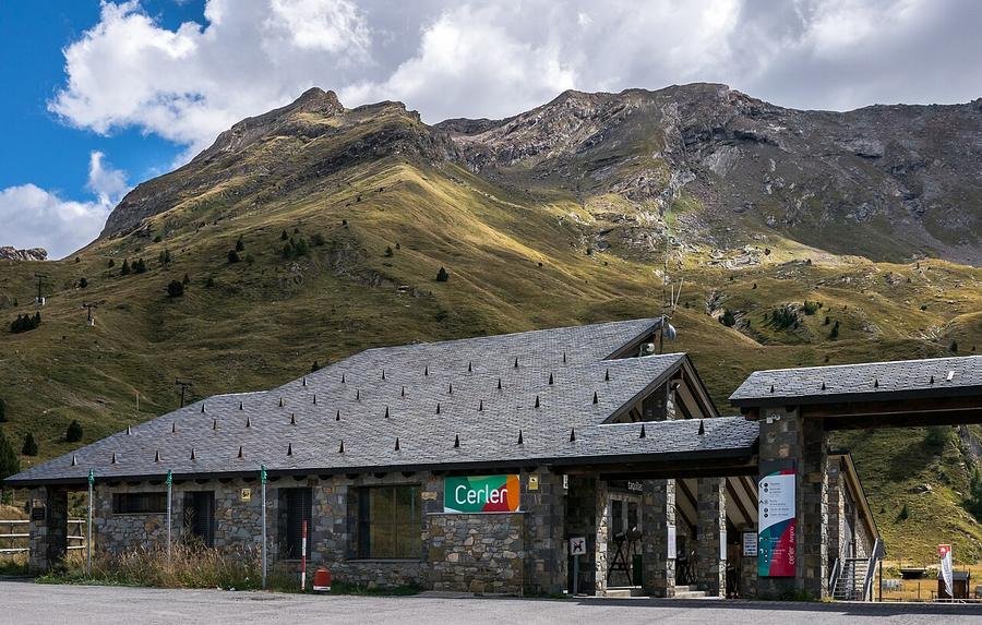 Edificio de la estación de Aramón Cerler en Ampriu con las montañas detrás