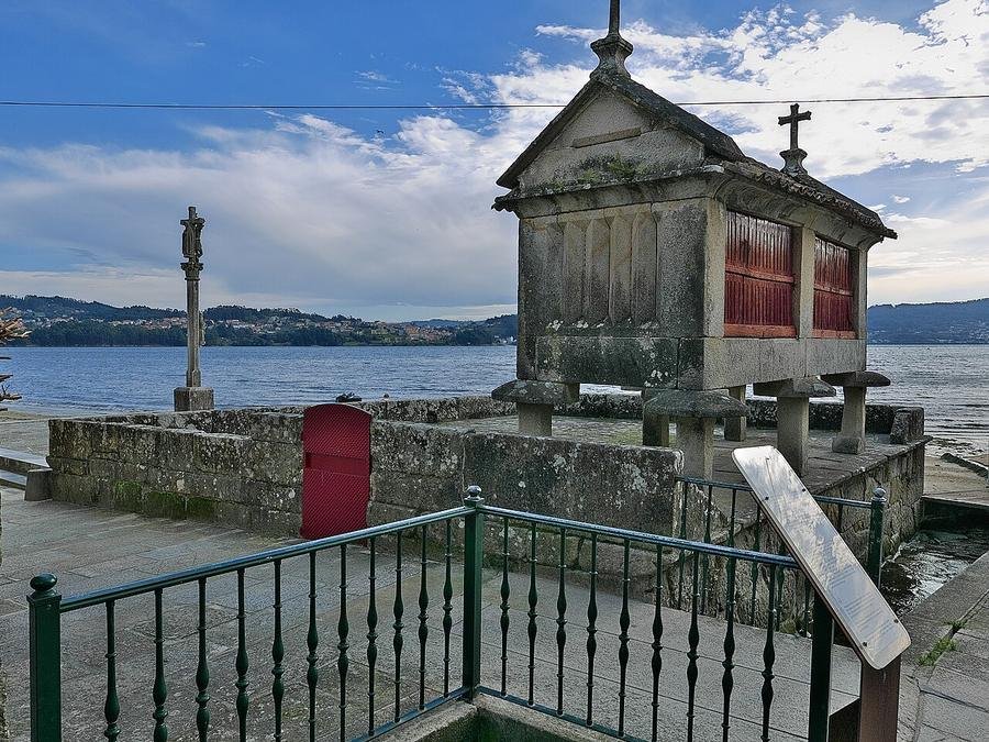 Hórreo y cruceiro juntos en el casco histórico de Combarro