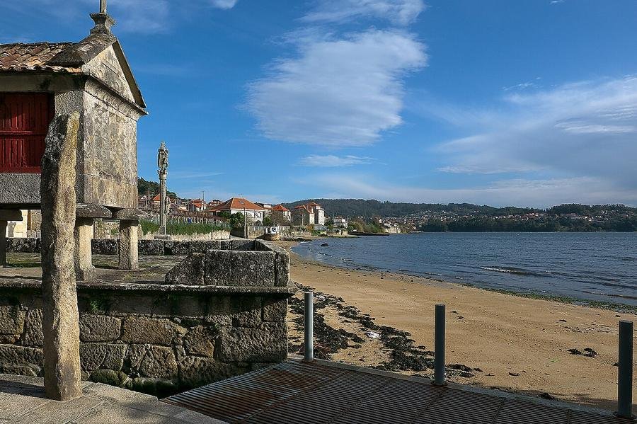 Hórreo sobre las rocas frente a la ría de Pontevedra en Combarro