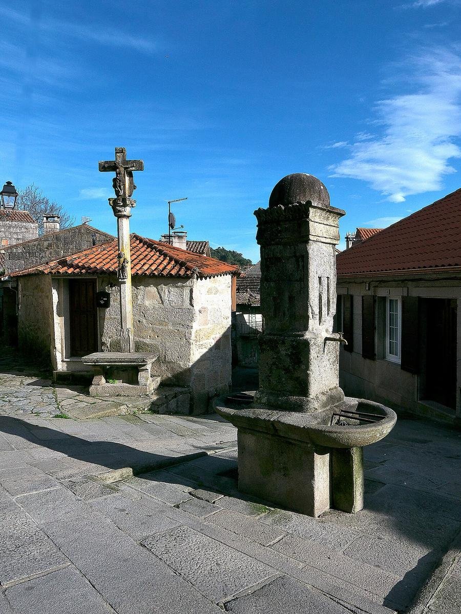 Praza da Fonte con su fuente y cruceiro en Combarro, Pontevedra