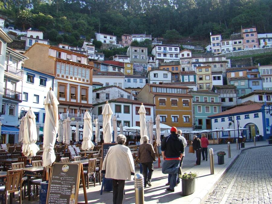 Casas escalonadas de colores sobre la plaza de la Marina de Cudillero