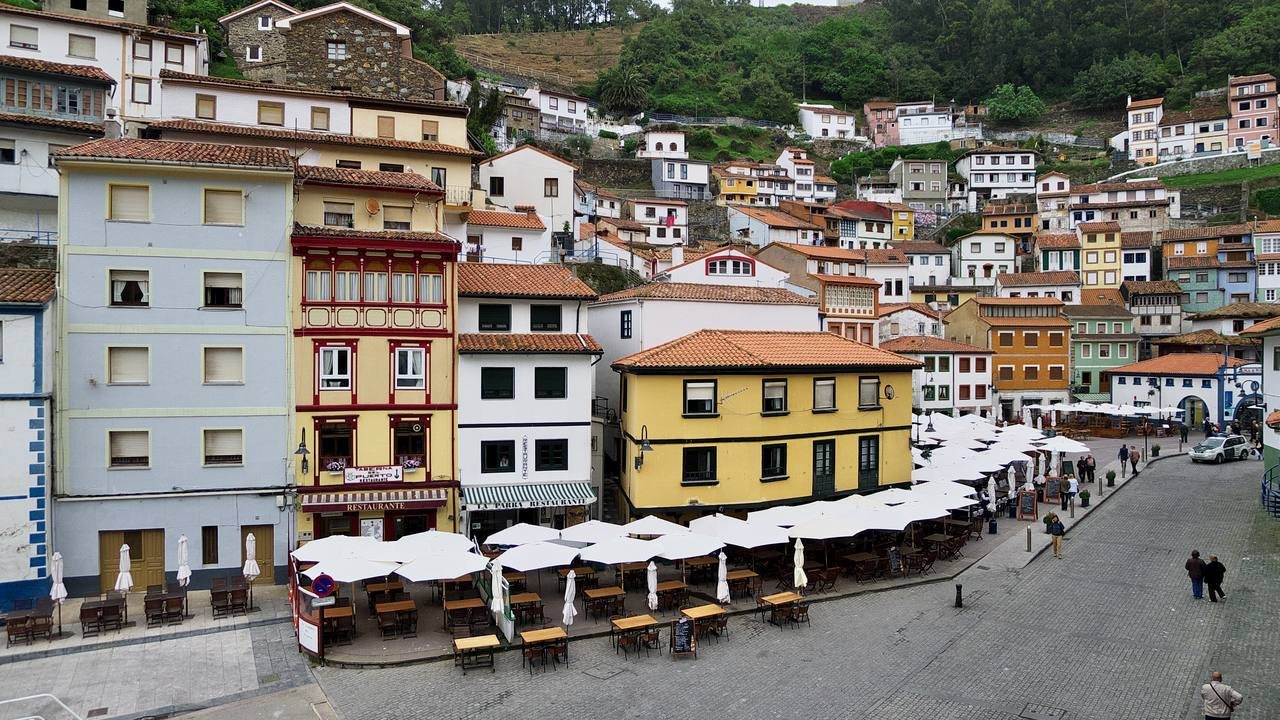 Casas de colores en anfiteatro sobre el puerto de Cudillero, Asturias