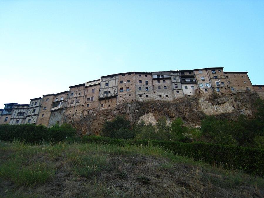 Casas colgadas de Frías asomadas al borde de la muela rocosa