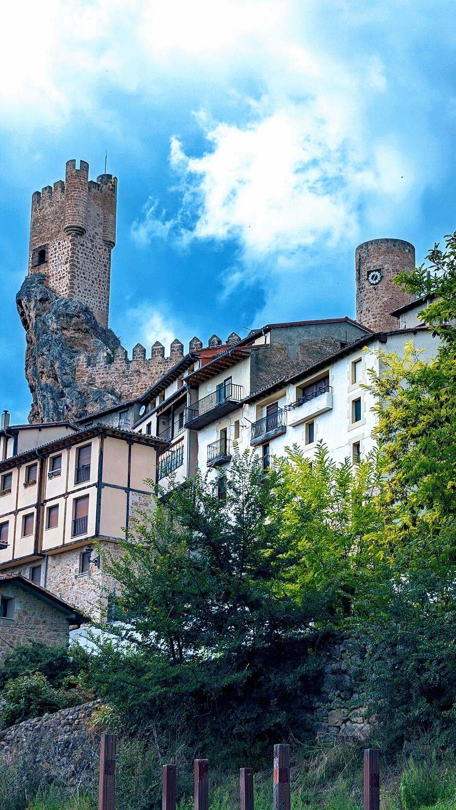 Castillo de los Velasco encaramado sobre la peña de Frías