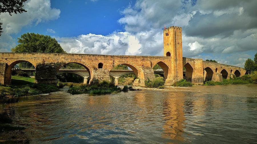 Puente medieval de Frías sobre el Ebro con torre defensiva