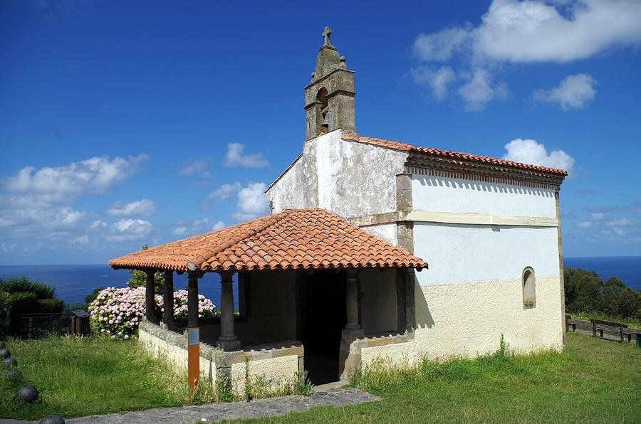 Ermita de San Roque junto al mirador de Lastres