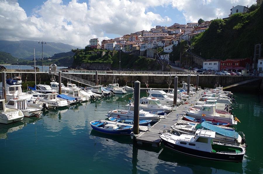 Puerto pesquero de Lastres con el caserío escalonado detrás