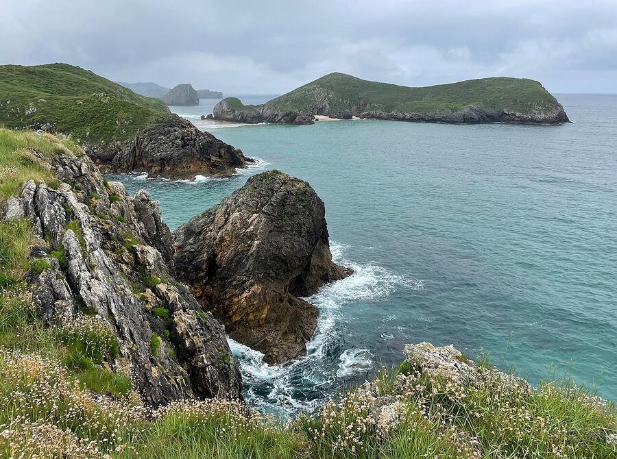 Acantilados verdes e islotes de la costa de Poo, en el litoral de Llanes