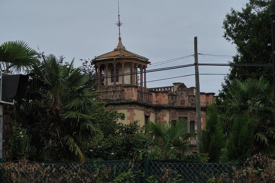 Casa de indiano con torreón en Poo de Llanes