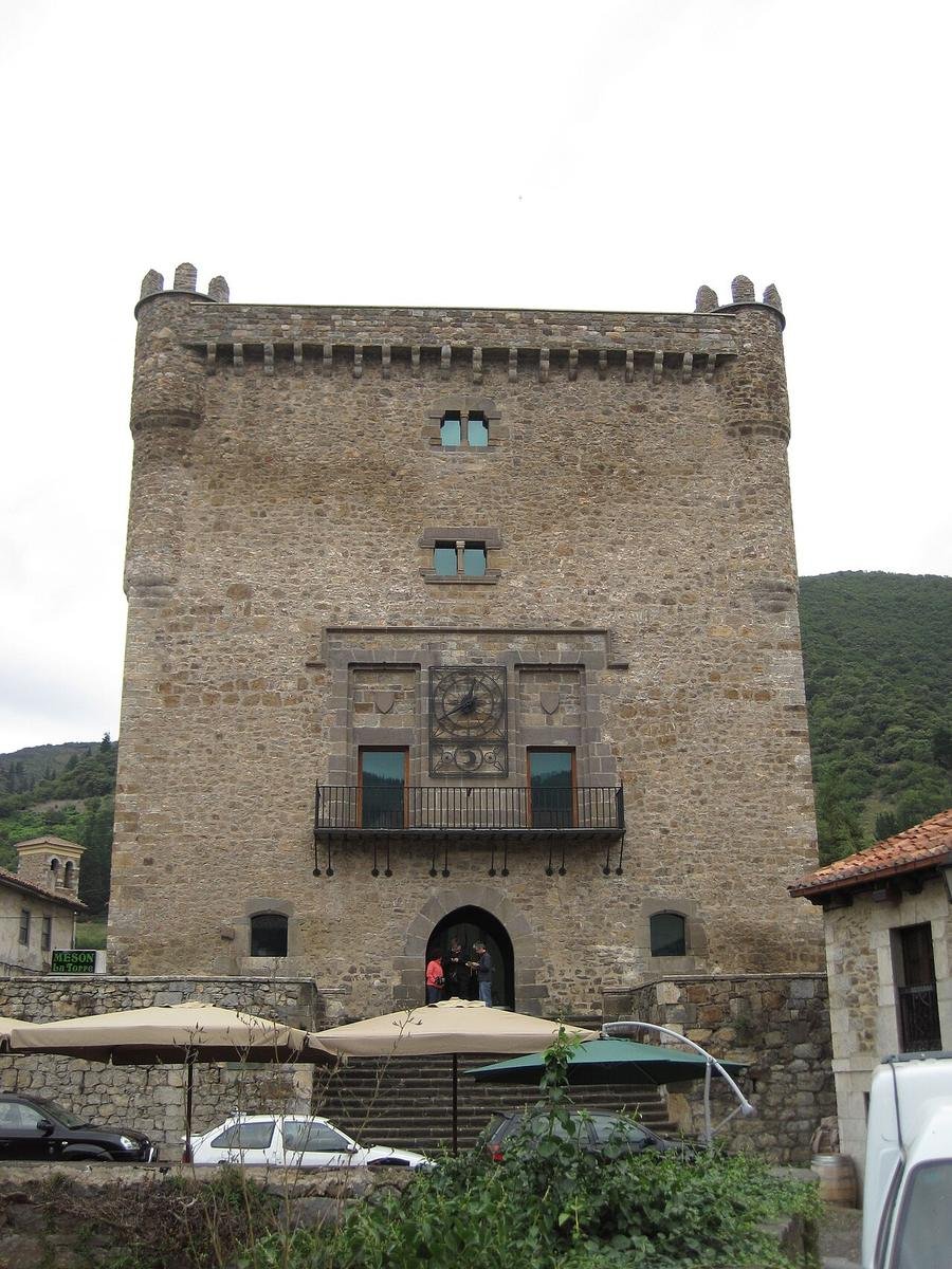 Torre del Infantado, torreón medieval del siglo XV en Potes
